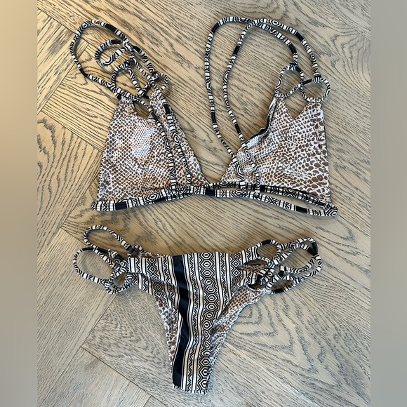 Acacia Bikini ✨ Host Pick ✨ - Picture 2 of 4